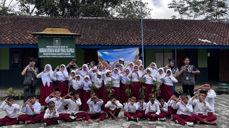 Mahasiswa KKN UNS melakukan foto bersama siswa MI Ma’arif Pernolo. (Foto: KKN UNS 81 Seloprojo)