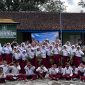 Mahasiswa KKN UNS melakukan foto bersama siswa MI Ma’arif Pernolo. (Foto: KKN UNS 81 Seloprojo)