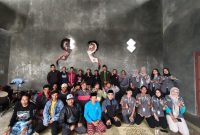 Mahasiswa KKN UNS melakukan foto bersama dengan Kelompok Taruna Tani Dusun Pranten. (Foto: KKN UNS 81 Seloprojo)