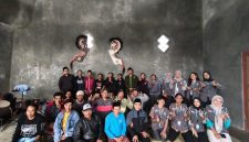 Mahasiswa KKN UNS melakukan foto bersama dengan Kelompok Taruna Tani Dusun Pranten. (Foto: KKN UNS 81 Seloprojo)