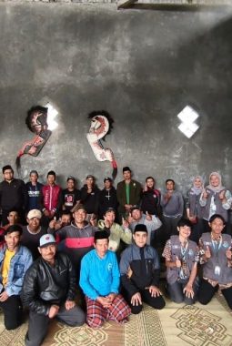 Wujudkan Pertanian Berkelanjutan, Mahasiswa KKN UNS dan Kelompok Taruna Tani Dusun Pranten Olah Akar Bambu Menjadi Agens Hayati