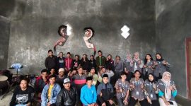 Mahasiswa KKN UNS melakukan foto bersama dengan Kelompok Taruna Tani Dusun Pranten. (Foto: KKN UNS 81 Seloprojo)