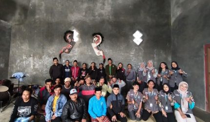 Mahasiswa KKN UNS melakukan foto bersama dengan Kelompok Taruna Tani Dusun Pranten. (Foto: KKN UNS 81 Seloprojo)