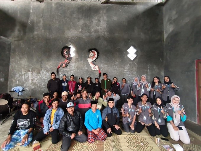 Mahasiswa KKN UNS melakukan foto bersama dengan Kelompok Taruna Tani Dusun Pranten. (Foto: KKN UNS 81 Seloprojo)