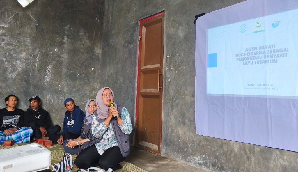 Pemaparan materi mengenai Trichoderma oleh mahasiswa KKN UNS. (Foto: KKN UNS 81 Seloprojo)