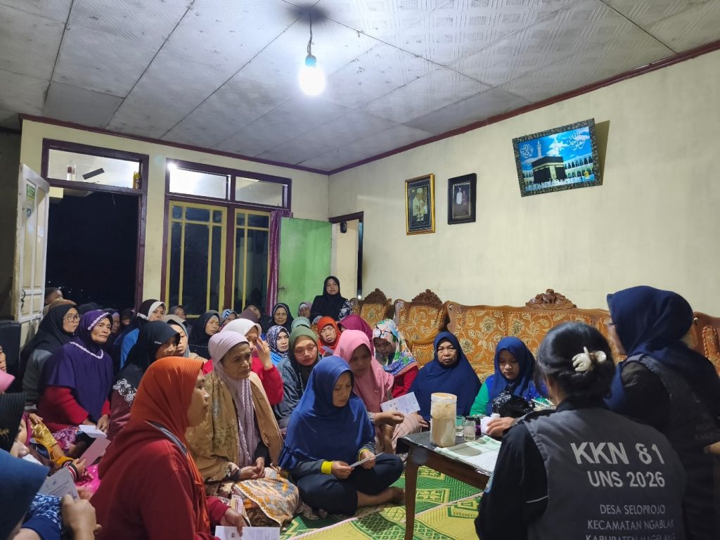 Pemaparan materi oleh mahasiswa KKN UNS tentang bahaya minyak jelantah bagi lingkungan serta pemanfaatannya menjadi produk yang lebih bermanfaat. (Foto: KKN UNS 81 Seloprojo)