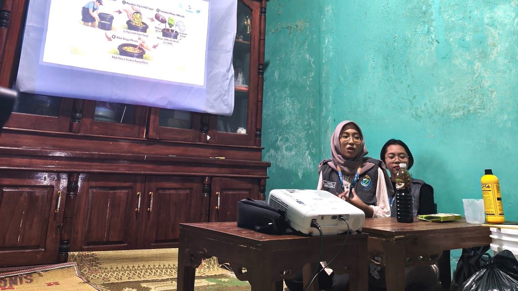 Pemaparan materi pengolahan limbah sayur oleh mahasiswa KKN UNS. (Foto: KKN UNS 81 Seloprojo)