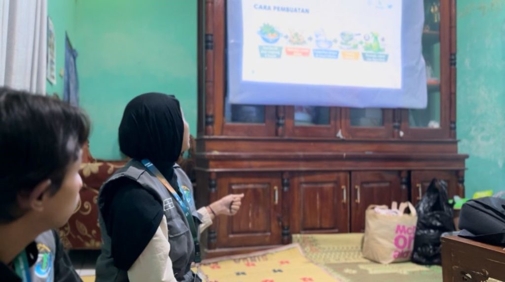 Pemaparan materi terkait pestisida nabati oleh mahasiswa KKN UNS. (Foto: KKN UNS 81 Seloprojo)