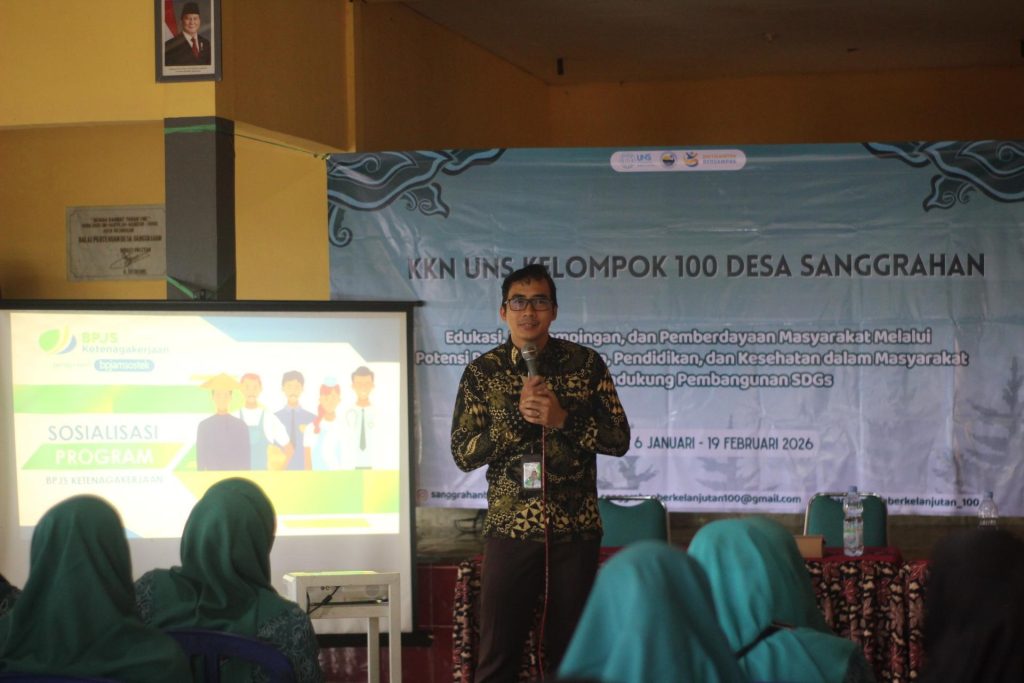 Penyampaian materi Sosialisasi BPJS Ketenagakerjaan. (Sumber: Dokumentasi Pribadi KKN-T UNS Kelompok 100)