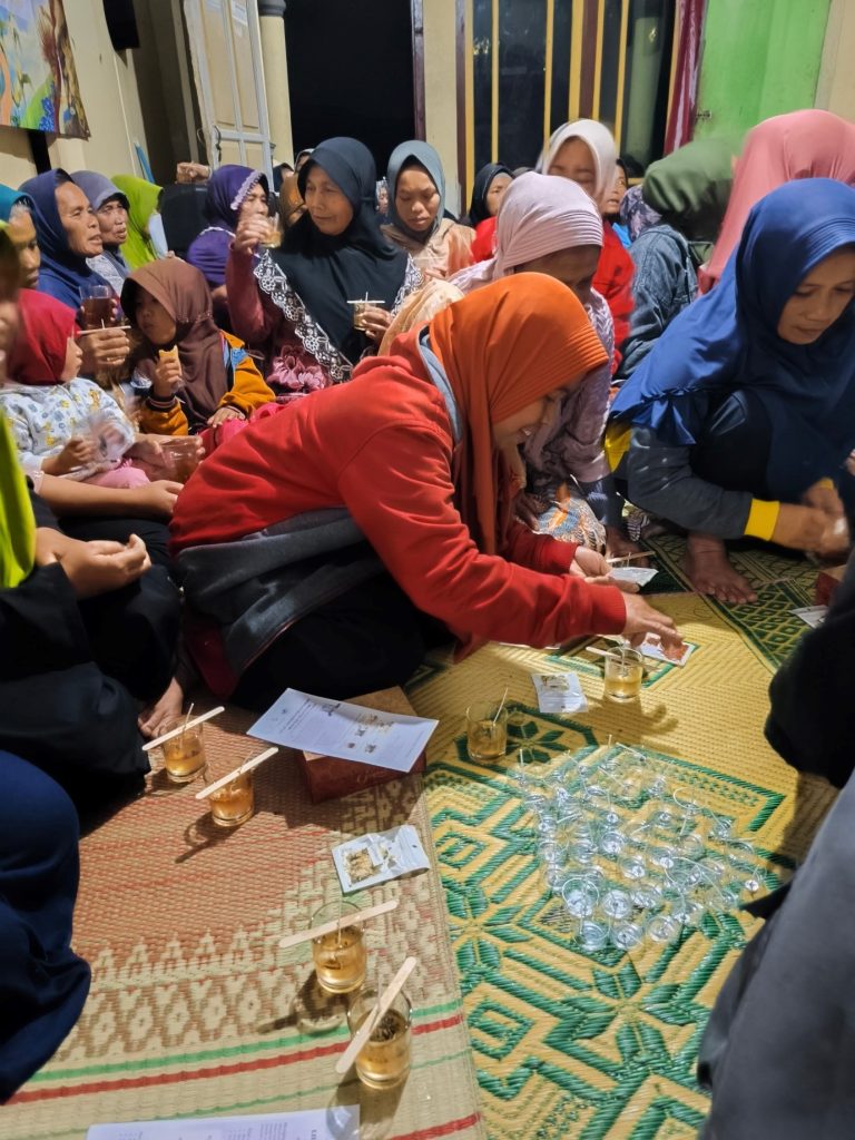 Peserta melakukan praktik pembuatan lilin aromaterapi dari minyak jelantah. (Foto: KKN UNS 81 Seloprojo)