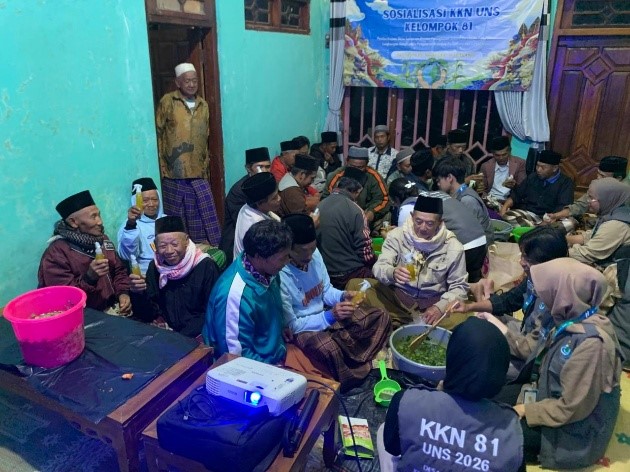 Peserta melakukan praktik pembuatan pestisida nabati didampingi oleh mahasiswa KKN. (Foto: KKN UNS 81 Seloprojo)