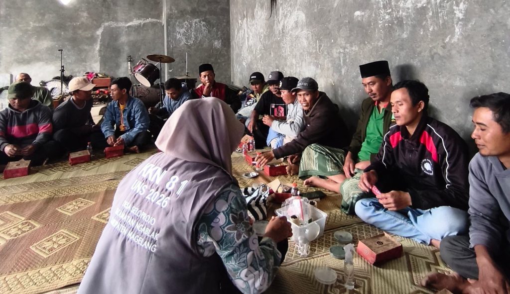 Praktik langsung cara mengisolasi dan memperbanyak jamur Trichoderma didampingi oleh mahasiswa KKN UNS. (Foto: KKN UNS 81 Seloprojo)