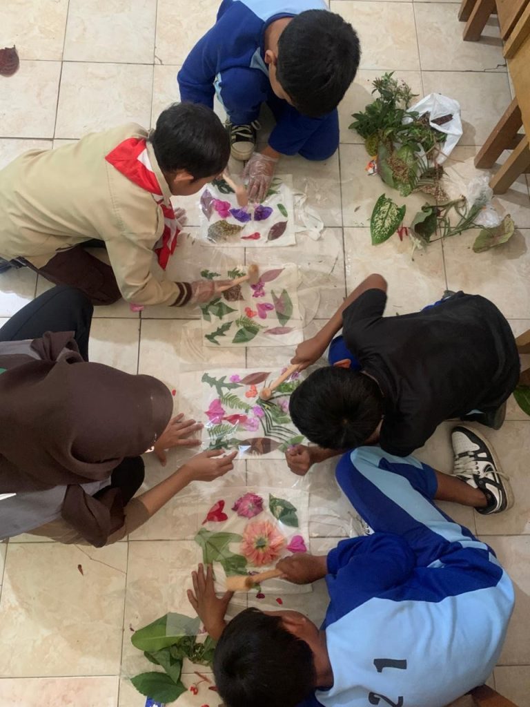 Praktik pembuatan ecoprint. (Foto: KKN UNS 81 Seloprojo)