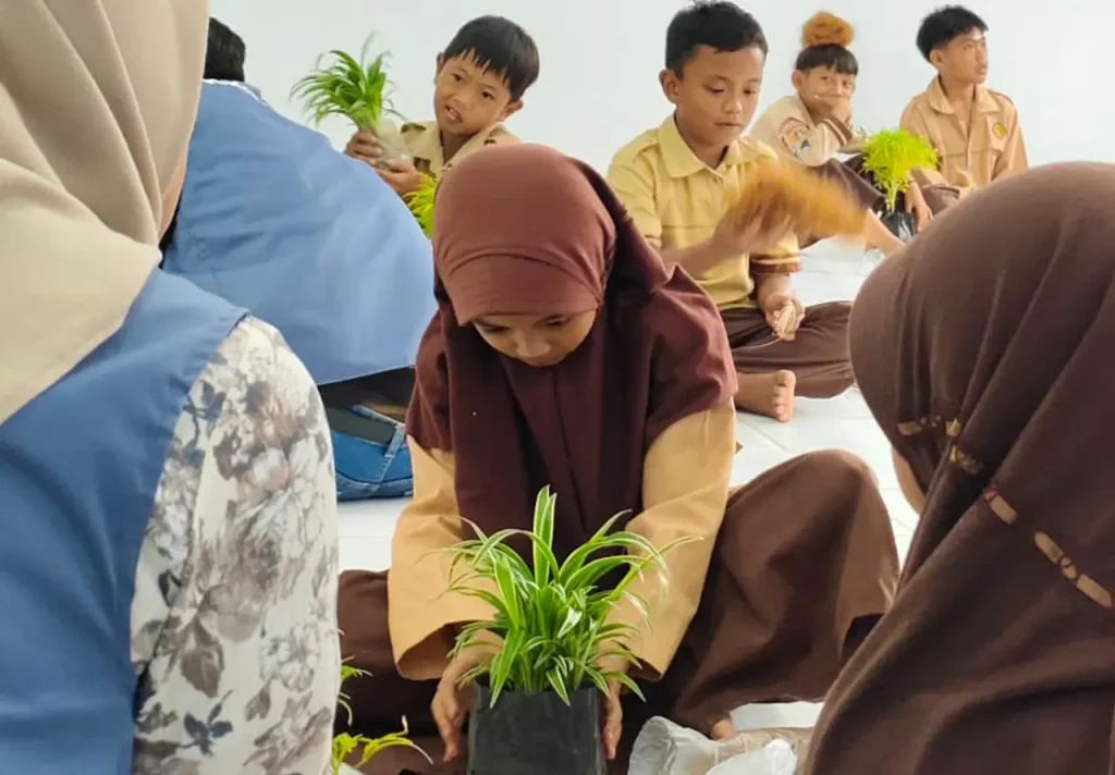 Praktik pembuatan Kokedama bersama Siswa SD Negeri 1 Gunungsari. Foto: KKN 74 UNS