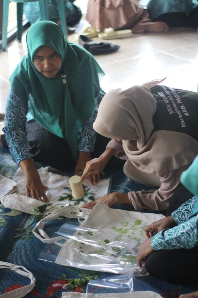 Praktik pembuatan Eco Print oleh peserta. (Sumber: Dokumentasi Pribadi KKN-T UNS Kelompok 100)