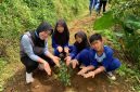 Praktik penanaman pohon oleh siswa SDN Seloprojo didampingi mahasiswa KKN UNS. (Foto: KKN UNS 81 Seloprojo)