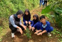 Praktik penanaman pohon oleh siswa SDN Seloprojo didampingi mahasiswa KKN UNS. (Foto: KKN UNS 81 Seloprojo)