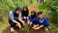 Praktik penanaman pohon oleh siswa SDN Seloprojo didampingi mahasiswa KKN UNS. (Foto: KKN UNS 81 Seloprojo)