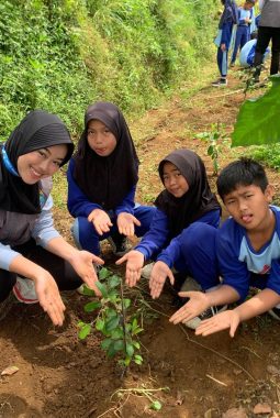 Bangun Kesadaran Aksi Iklim Sejak Dini, Mahasiswa KKN UNS Ajarkan Siswa SDN Seloprojo Tanam Pohon