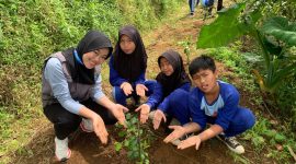 Praktik penanaman pohon oleh siswa SDN Seloprojo didampingi mahasiswa KKN UNS. (Foto: KKN UNS 81 Seloprojo)