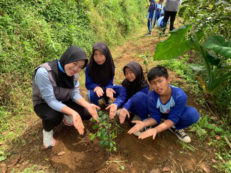 Praktik penanaman pohon oleh siswa SDN Seloprojo didampingi mahasiswa KKN UNS. (Foto: KKN UNS 81 Seloprojo)