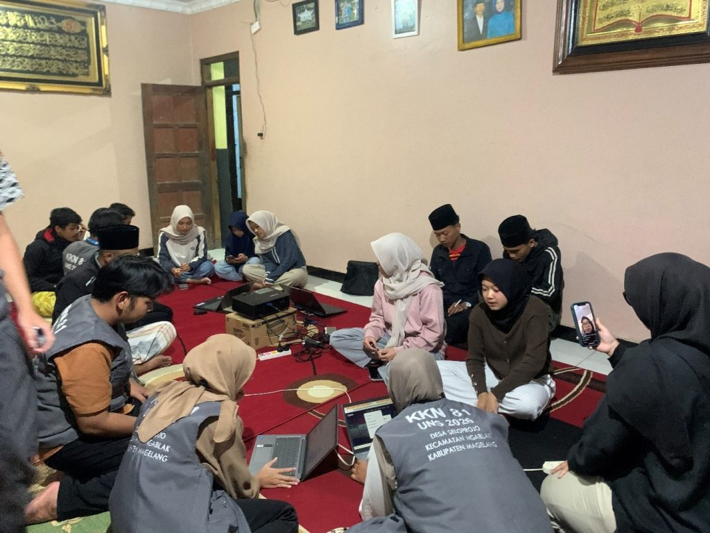 Proses pembuatan konten promosi yang dilakukan secara berkelompok (Foto: KKN UNS 81 Seloprojo)