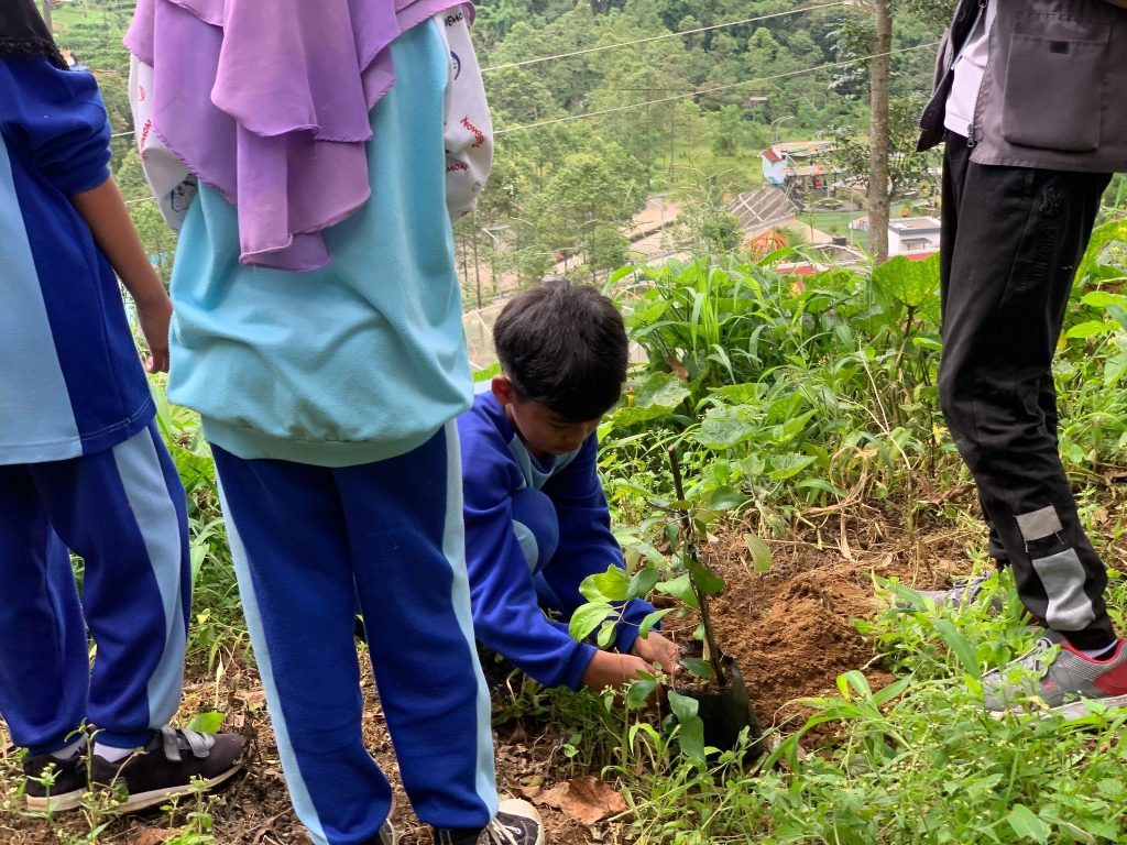 Siswa SDN Seloprojo mempraktikkan penanaman pohon. (Foto: KKN UNS 81 Seloprojo)