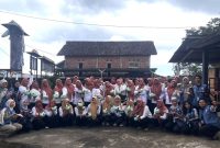 Kelompok KKN 74 UNS bersama ibu-ibu PKK Desa Gunungsari. Foto: KKN 74 UNS