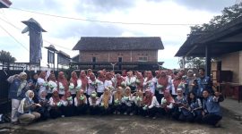 Kelompok KKN 74 UNS bersama ibu-ibu PKK Desa Gunungsari. Foto: KKN 74 UNS