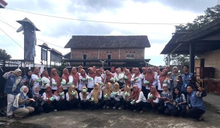 Kelompok KKN 74 UNS bersama ibu-ibu PKK Desa Gunungsari. Foto: KKN 74 UNS