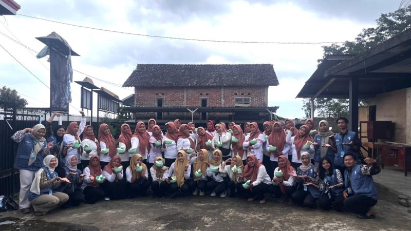 Kelompok KKN 74 UNS bersama ibu-ibu PKK Desa Gunungsari. Foto: KKN 74 UNS
