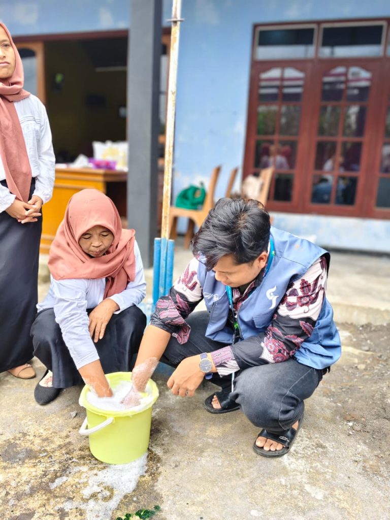 Praktek pembuatan sabun cuci Piring bersama Ibu-ibu PKK Desa Gunungsari. Foto: KKN 74 UNS
