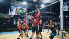 Berlangsungnya pertandingan Bola Voli Mini di Dusun Gugu 2. Foto: KKN 74 UNS