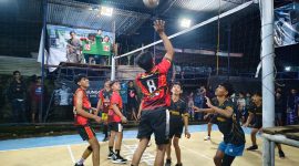 Berlangsungnya pertandingan Bola Voli Mini di Dusun Gugu 2. Foto: KKN 74 UNS