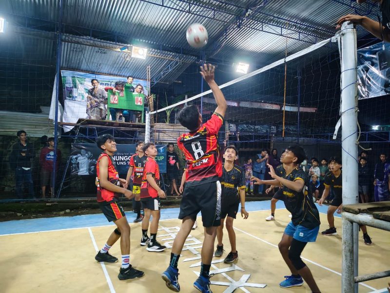 Berlangsungnya pertandingan Bola Voli Mini di Dusun Gugu 2. Foto: KKN 74 UNS