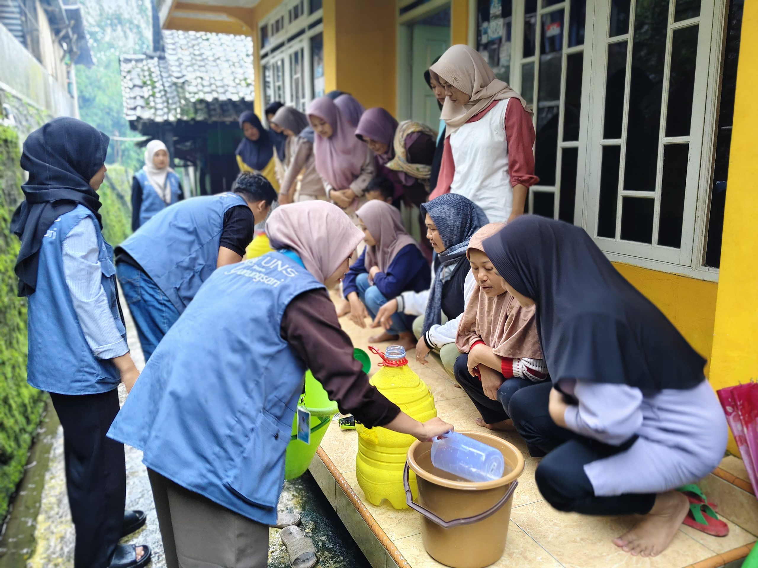 Penyemaian benih pakcoy dan pembuatan larutan bersama Kelompok Wanita Tani Puspita Arum Desa Gunungsari. Foto: KKN 74 UNS