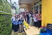 Kelompok KKN UNS 74 bersama Kelompok Wanita Tani Puspita Arum Desa  Gunungsaridok. Foto: KKN 74 UNS