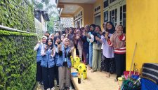 Kelompok KKN UNS 74 bersama Kelompok Wanita Tani Puspita Arum Desa  Gunungsaridok. Foto: KKN 74 UNS