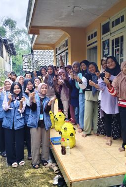 Mahasiswa KKN UNS 74 Manfaatkan Galon Bekas untuk Hidroponik, Dorong Ketahanan Pangan Rumah Tangga di Magelang