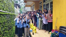 Kelompok KKN UNS 74 bersama Kelompok Wanita Tani Puspita Arum Desa  Gunungsaridok. Foto: KKN 74 UNS