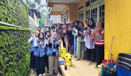 Kelompok KKN UNS 74 bersama Kelompok Wanita Tani Puspita Arum Desa Gunungsaridok. Foto: KKN 74 UNS