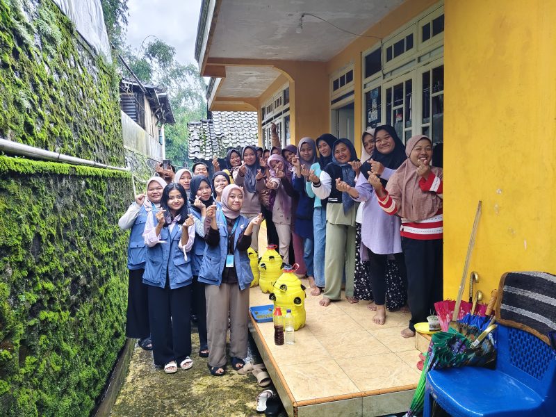 Kelompok KKN UNS 74 bersama Kelompok Wanita Tani Puspita Arum Desa  Gunungsaridok. Foto: KKN 74 UNS