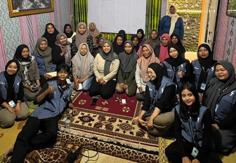 Kelompok KKN UNS 74 bersama Kelompok Wanita Tani Puspita Arum Desa Gunungsaridok. Foto: KKN 74 UNS
