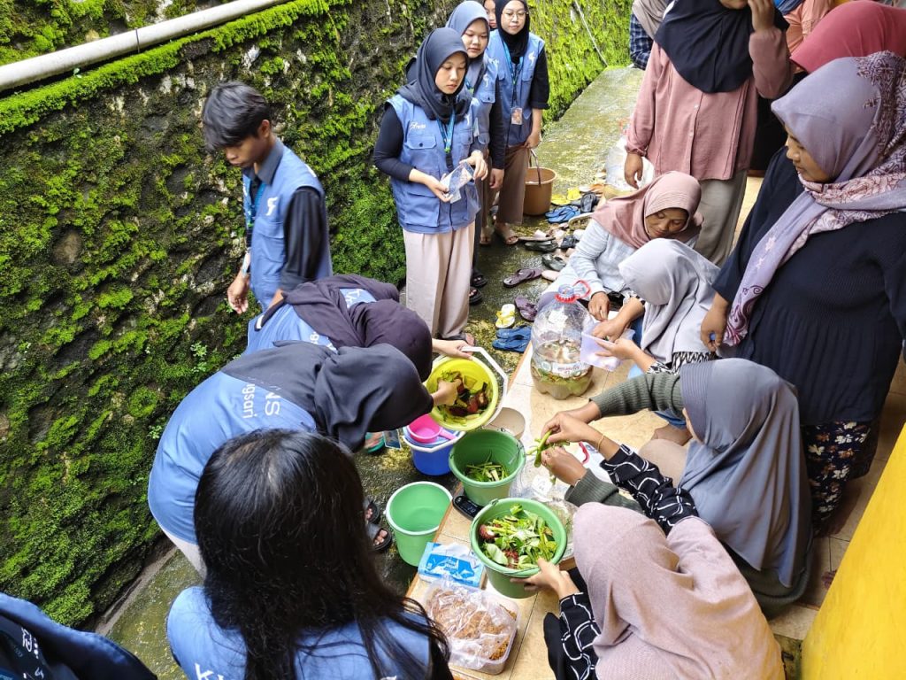 Proses pembuatan ecoenzyme bersama Kelompok Wanita Tani Puspita Arum Desa Gunungsari. Foto: KKN 74 UNS