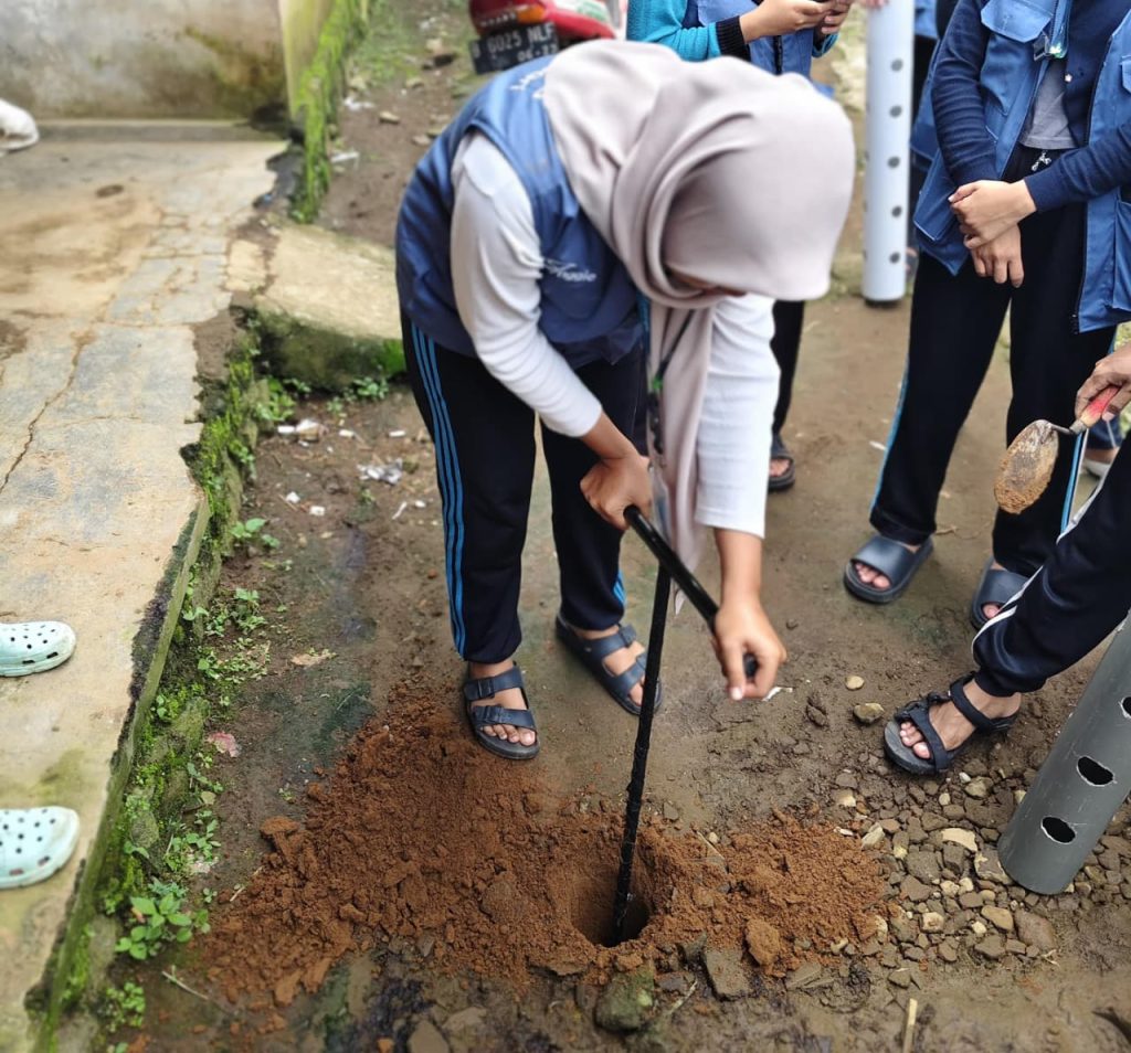 Proses pembuatan lubang resapan biopori di salah satu lahan milik warga Desa Gunungsari. Foto: KKN UNS 74