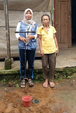 Atasi Genangan Air, Mahasiswa KKN UNS Kenalkan Biopori di Desa Gunungsari