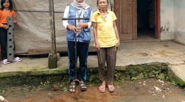 Kelompok KKN UNS 74 bersama salah satu warga Desa Gunungsari. Foto: KKN UNS 74 