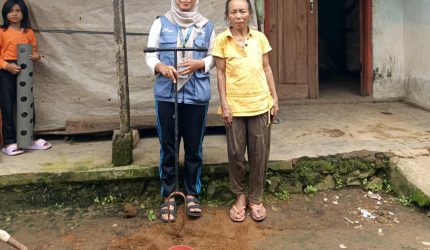 Kelompok KKN UNS 74 bersama salah satu warga Desa Gunungsari. Foto: KKN UNS 74