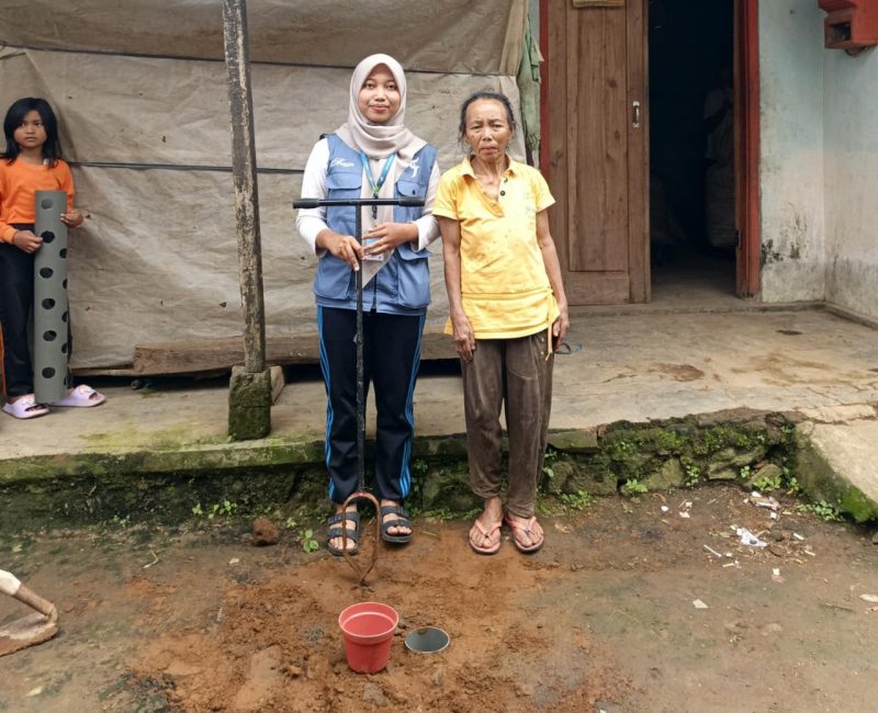 Kelompok KKN UNS 74 bersama salah satu warga Desa Gunungsari. Foto: KKN UNS 74 