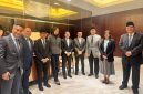 Sejumlah pejabat Kabinet Merah Putih berpose bersama setibanya di Tokyo, Jepang, Minggu (29/3/2026). Kehadiran mereka merupakan bagian dari rombongan Presiden Prabowo Subianto dalam kunjungan resmi perdana ke Jepang yang bertujuan memperkuat kerja sama strategis, khususnya di bidang teknologi digital dan investasi antara kedua negara. Foto: Humas Kemkomdigi